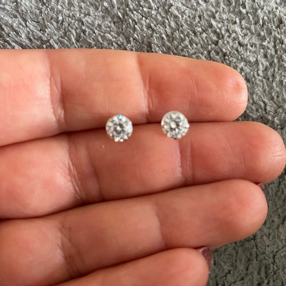 NEW 14Karat white gold stud earrings - Picture 1 of 3